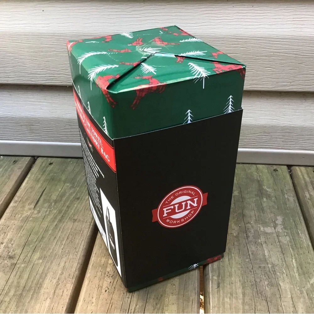 🎄🎅🏻 NIB Pre Wrapped Throw in the Towel Punching Laundry Bag, Great Gift!